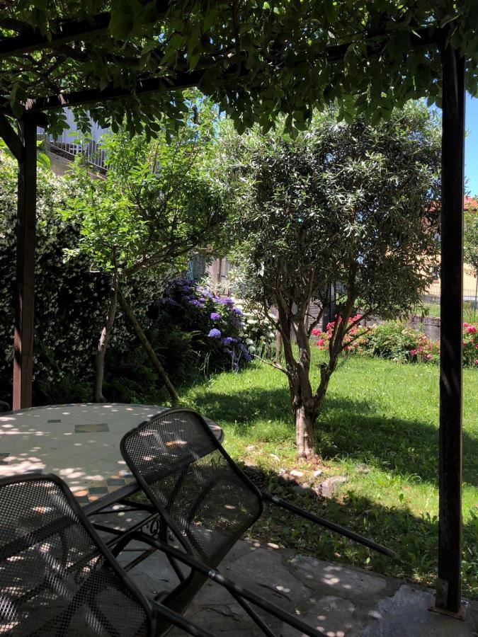 The Children Smile- With Private Garden Apartamento Colico Exterior foto